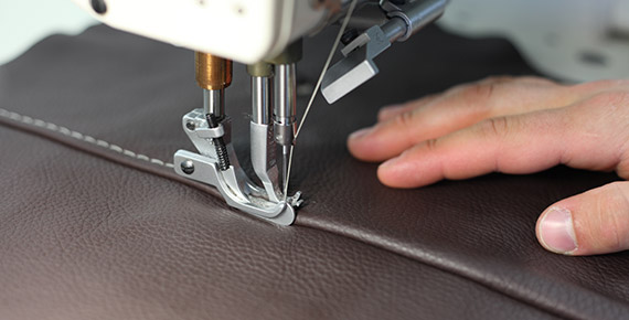 Natančno šivanje kvalitetne sedežne prevleke iz usnja